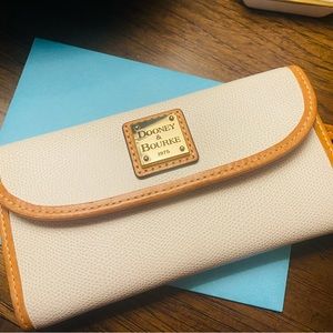 Dooney & Bourke Pebble Grain Continental Clutch wallet